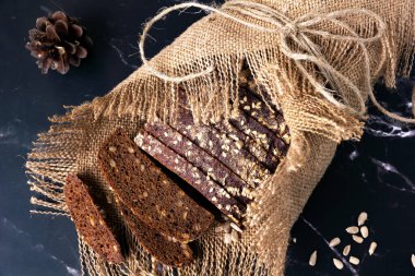 Dilimlenmiş çavdar ekmeği. Ayçiçeği tohumları ve keten tohumlarıyla pişirilmiş.. 