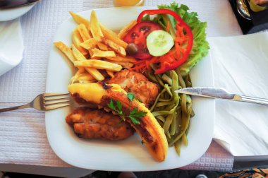 Kızarmış muz, patates, fasulye ve taze sebzeli balık espada. Geleneksel Madeira yemeği. Üst görünüm.  