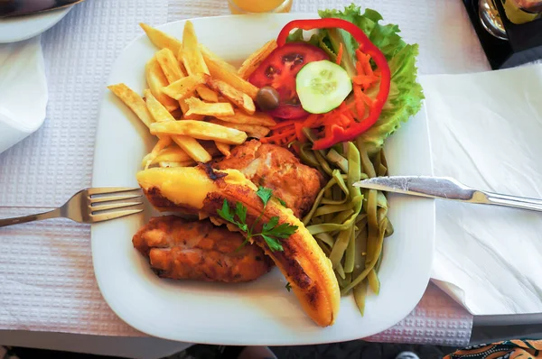 Kızarmış muz, patates, fasulye ve taze sebzeli balık espada. Geleneksel Madeira yemeği. Üst görünüm.  