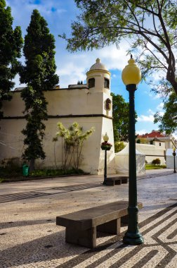Portekiz 'deki Madeira Adası Funchal' daki Palacio de Sao Lourenco 'nun eski kısmı olan Saint Laurence Kalesi' nin kuleleri ve duvarları..  