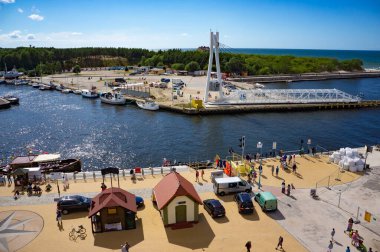 Ustka, Polonya - 01 Temmuz 2014: Ustka 'daki Slupia nehri üzerindeki Quay, liman ve taşınabilir yaya köprüsü - Baltık Denizi' nde popüler tatil beldesi. Panoramik görünüm.