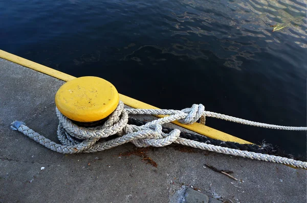 Förtöjningsrep Fästade Vid Bitt Och Blått Havsvatten — Stockfoto