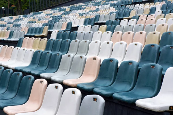 Blauwe Witte Stoelen Rijen Leeg Auditorium Buiten Nat Met Waterdruppels — Stockfoto