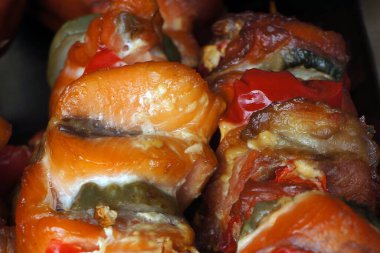 Şişte sebzeli füme somon kebabı. Seçici odak.                          