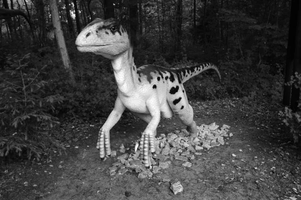 Deinonychus (ひどい爪)。恐竜のモデル. — ストック写真