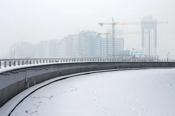 Lugar de construcción en niebla de invierno . — Foto de Stock