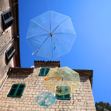 Dekorasyon Caddesi'nin Kotor, Karadağ için asılı şemsiye.