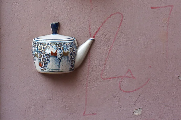 Ancient teapot on facade of old building in Vilnius, Lithuania. — Stock Photo, Image