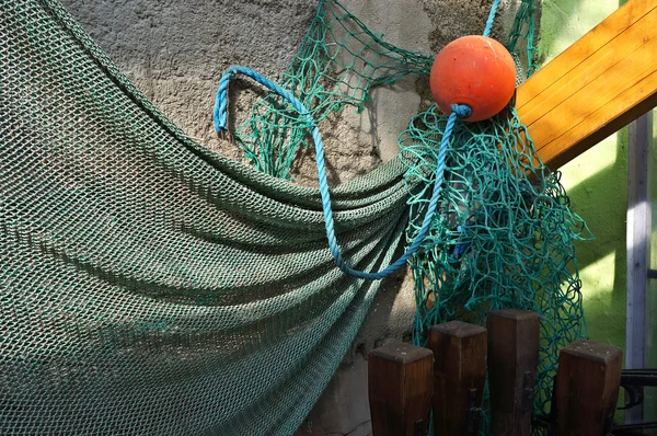 Рыболовецкая сеть на стене . — стоковое фото