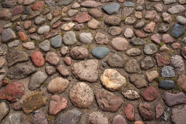 Arnavut kaldırımı-taş yol.