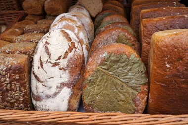 Çeşitli geleneksel pişmiş ekmek.