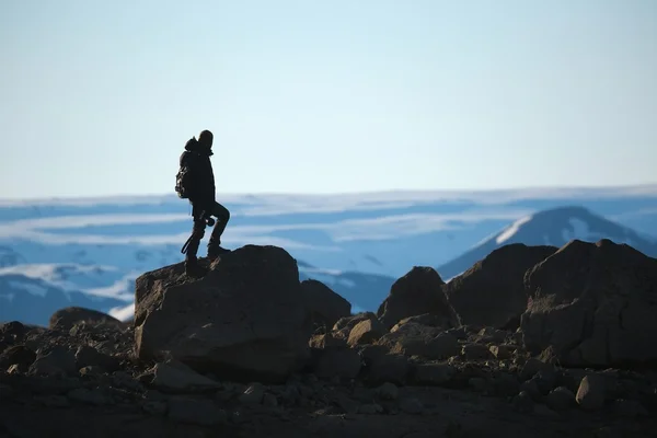 Standing on a cliff — Stock Photo, Image