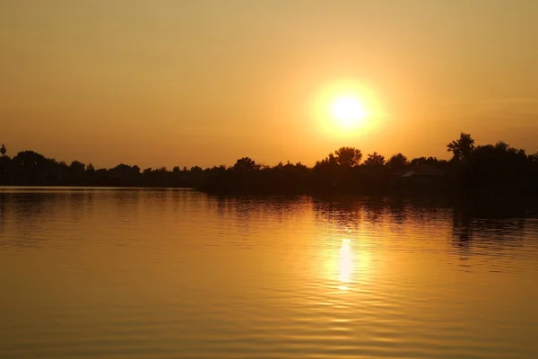 Puesta de sol sobre agua — Foto de Stock