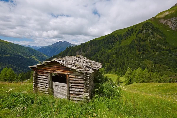 Celeiro nos Alpes — Fotografia de Stock