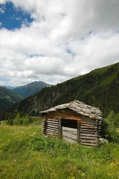 Celeiro nos Alpes — Fotografia de Stock