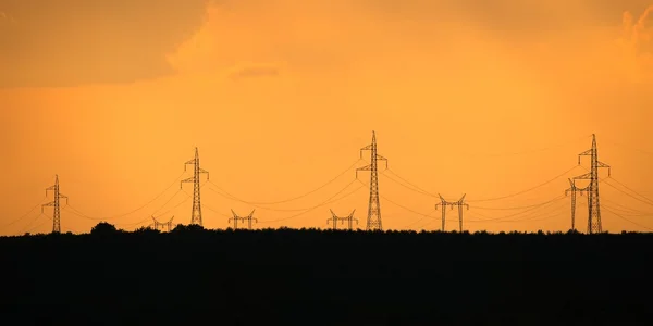 Elektrische leidingen op het land — Stockfoto