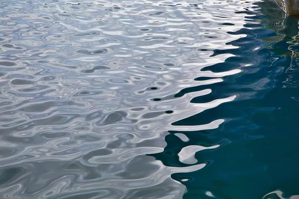 Ondas de superficie de agua — Foto de Stock