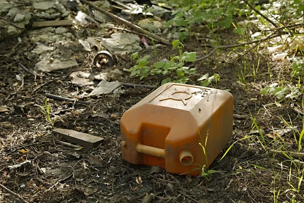 Oil can on the ground — Stock Photo, Image