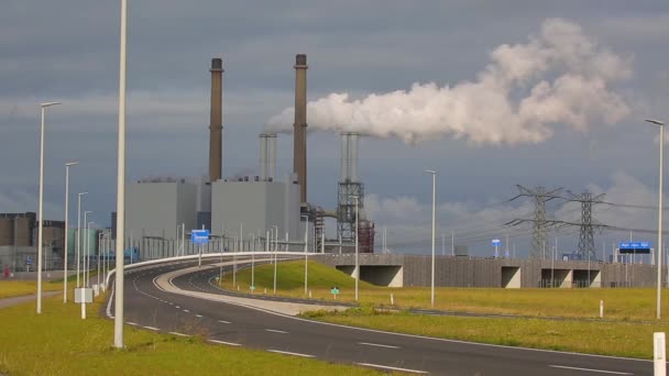 Rokende energiecentrale — Stockvideo