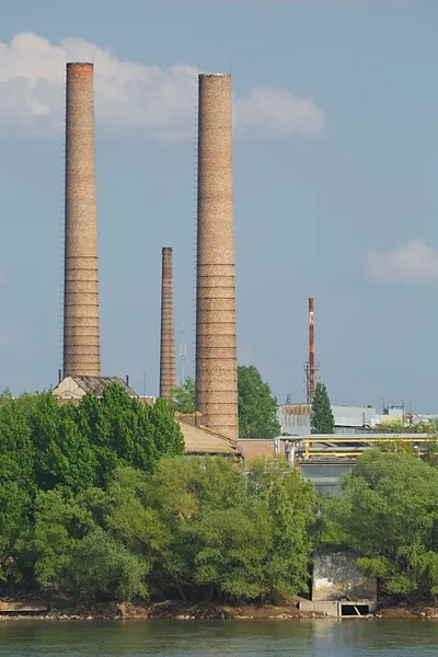 Cheminées industrielles anciennes — Photo