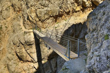 Dolomites içinde Asma Yaya Köprüsü