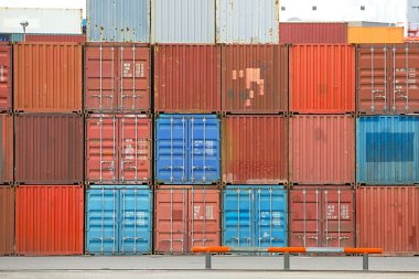 gestapelde cargo containers