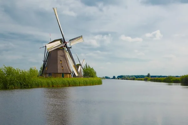 Molino de viento junto a un canal — Foto de Stock