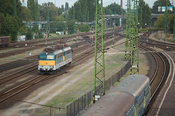 Eisenbahngleise und Züge — Stockfoto