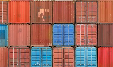 gestapelde cargo containers