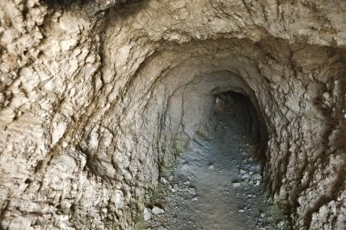 Taş tünel