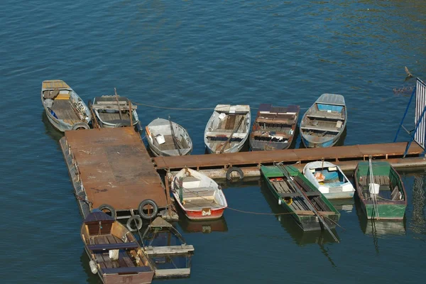 Рибальські човни на причалі — стокове фото