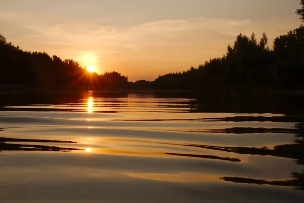 Puesta de sol sobre un río — Foto de Stock