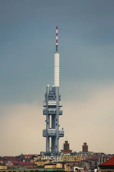 Телевизионная башня, бурное небо — стоковое фото
