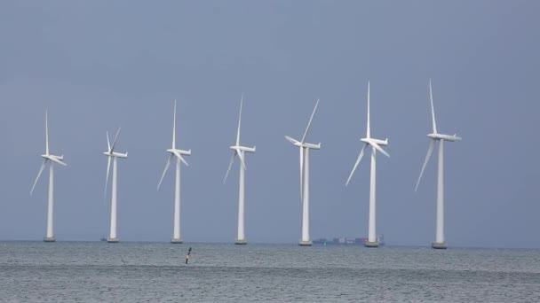 Tubos de viento en el mar — Vídeo de stock