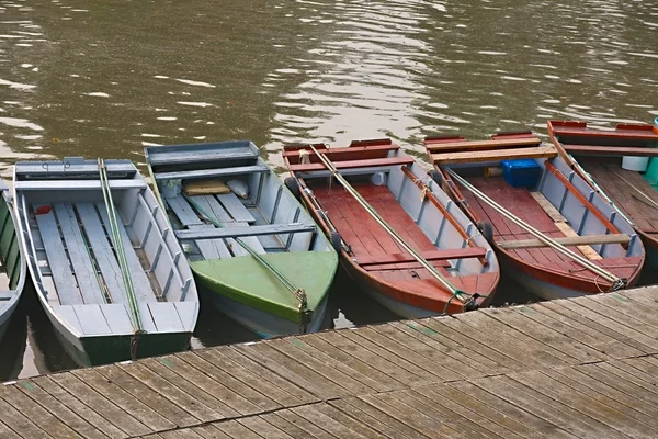 Bateaux de pêche sur une jetée — Photo