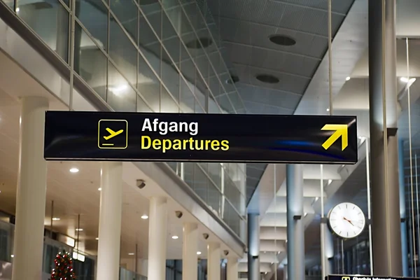 Departures airport sign — Stock Photo, Image