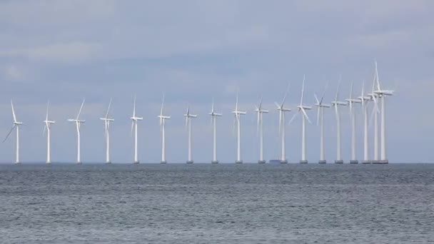 Tubos de viento en el mar — Vídeos de Stock