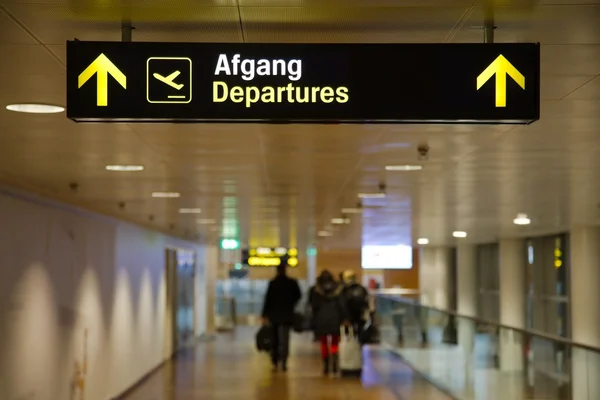 Avgångar flygplats tecken — Stockfoto