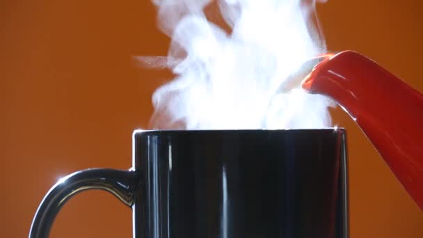 熱いお茶のカップを streamin — ストック動画