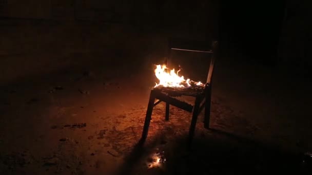 Chaise en feu — Video