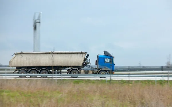 Camión en la carretera — Foto de Stock