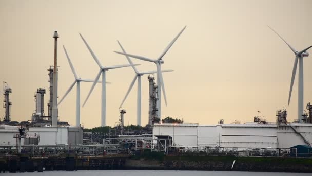 Silos de refinería y energía eólica — Vídeo de stock