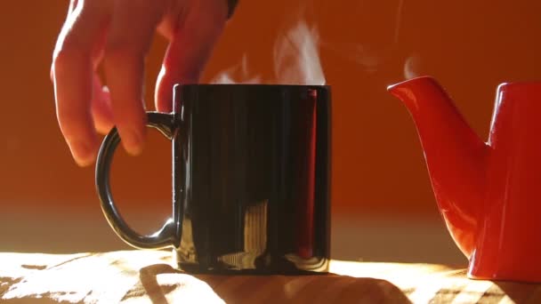 Стреамін чашка гарячого чаю — стокове відео