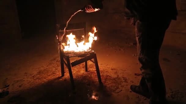 Chaise en feu — Video