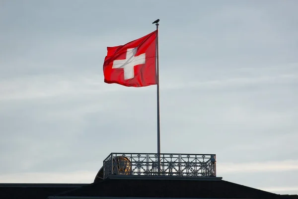 Švýcarská vlajka ve větru — Stock fotografie