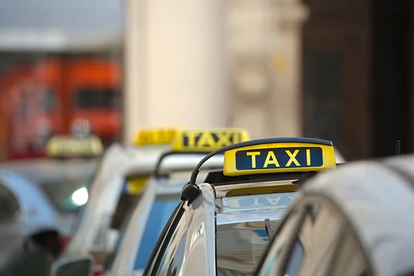 Táxis em uma rua — Fotografia de Stock
