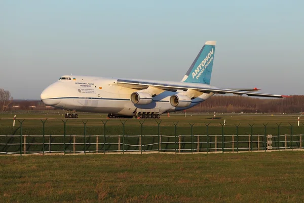 An-124 på taxibana — Stockfoto