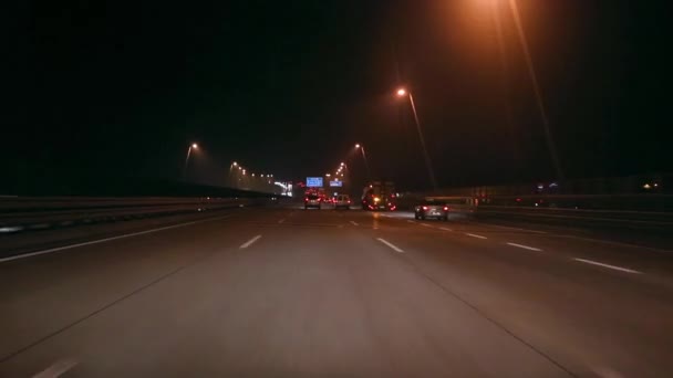 Вождение в ночное время — стоковое видео