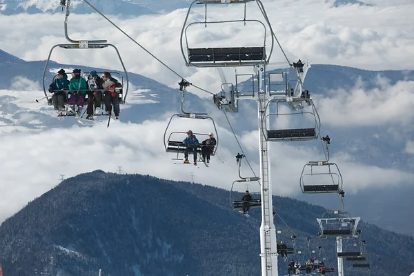 Skifahrer am Lift — Stockfoto