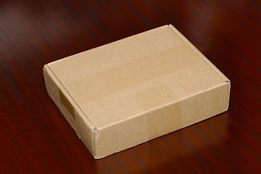 Masa üzerine karton kutu